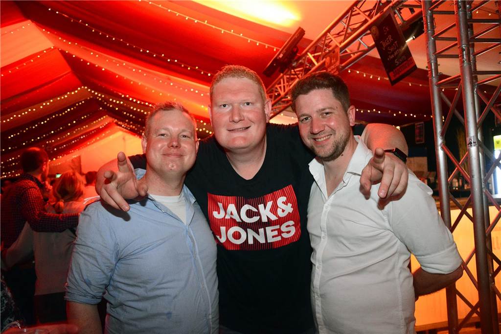 Egal in welchem Zelt und zu welcher Uhrzeit: Zum großen Karpaten Finale (6. Mai) waren alle Tanzflächen voll. Damit ist die Saison jetzt zwar zu Ende, doch die Vorfreude auf das nächste Jahr wächst bereits.