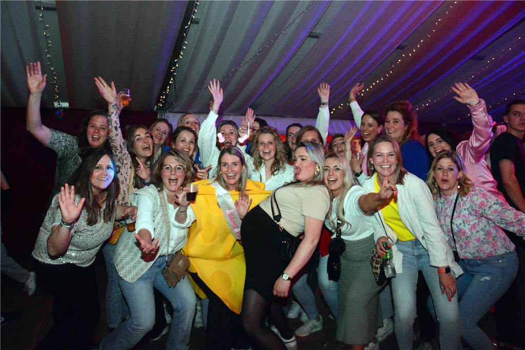 Egal in welchem Zelt und zu welcher Uhrzeit: Zum großen Karpaten Finale (6. Mai) waren alle Tanzflächen voll. Damit ist die Saison jetzt zwar zu Ende, doch die Vorfreude auf das nächste Jahr wächst bereits.