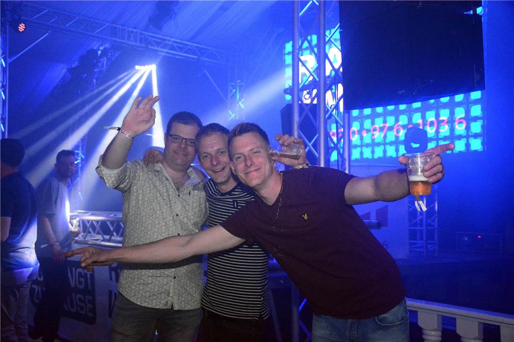 Egal in welchem Zelt und zu welcher Uhrzeit: Zum großen Karpaten Finale (6. Mai) waren alle Tanzflächen voll. Damit ist die Saison jetzt zwar zu Ende, doch die Vorfreude auf das nächste Jahr wächst bereits.