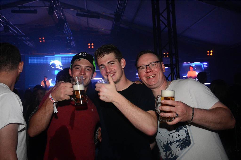 Egal in welchem Zelt und zu welcher Uhrzeit: Zum großen Karpaten Finale (6. Mai) waren alle Tanzflächen voll. Damit ist die Saison jetzt zwar zu Ende, doch die Vorfreude auf das nächste Jahr wächst bereits.