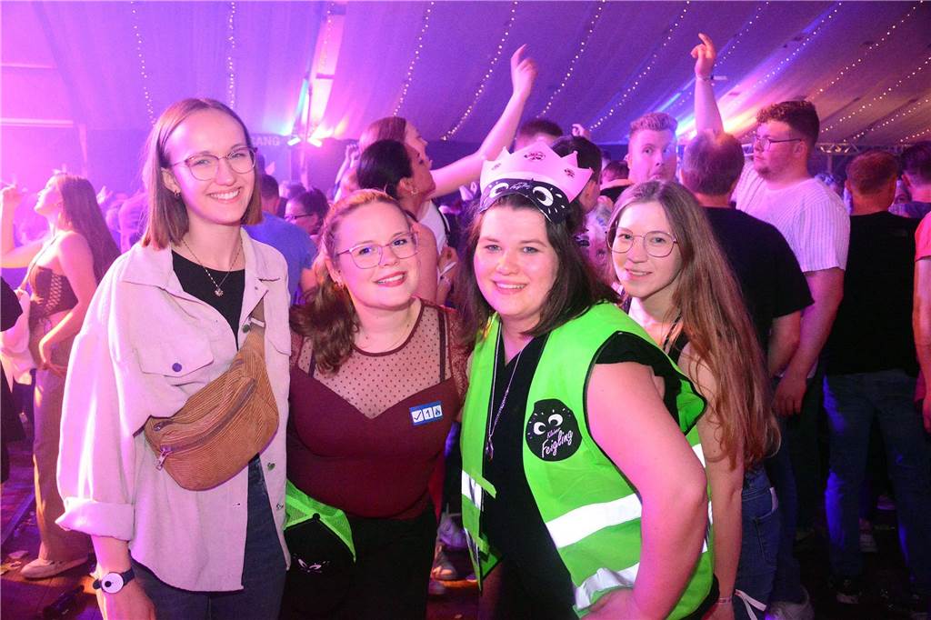 Egal in welchem Zelt und zu welcher Uhrzeit: Zum großen Karpaten Finale (6. Mai) waren alle Tanzflächen voll. Damit ist die Saison jetzt zwar zu Ende, doch die Vorfreude auf das nächste Jahr wächst bereits.