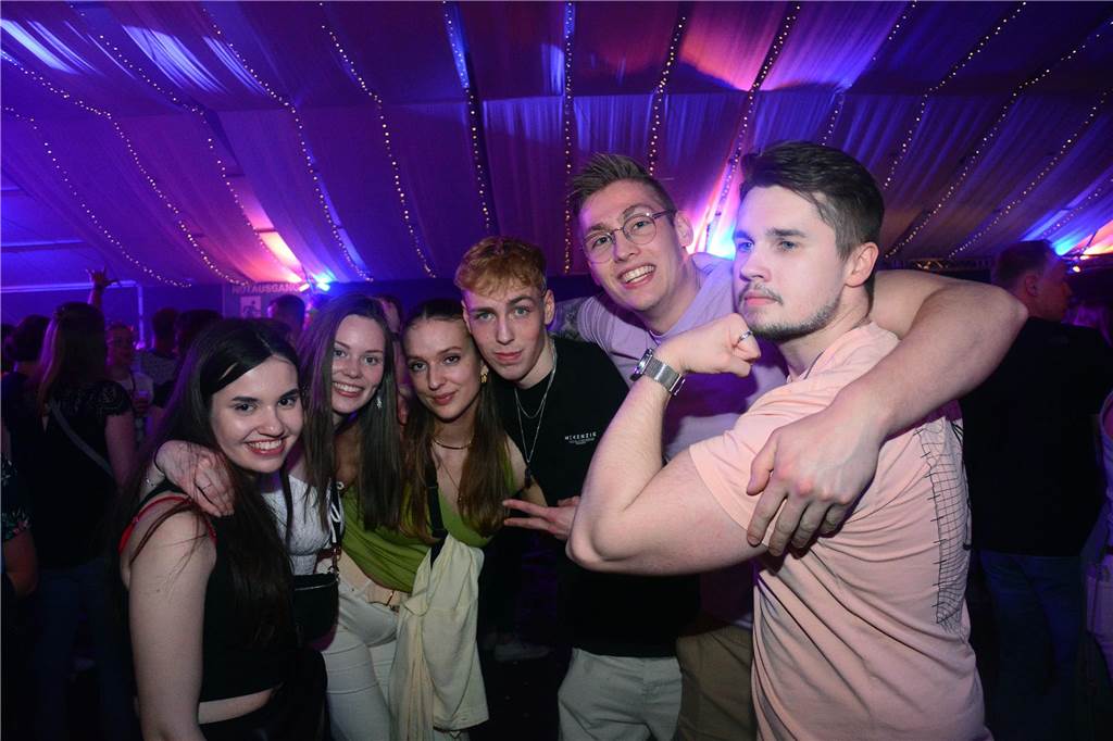 Egal in welchem Zelt und zu welcher Uhrzeit: Zum großen Karpaten Finale (6. Mai) waren alle Tanzflächen voll. Damit ist die Saison jetzt zwar zu Ende, doch die Vorfreude auf das nächste Jahr wächst bereits.