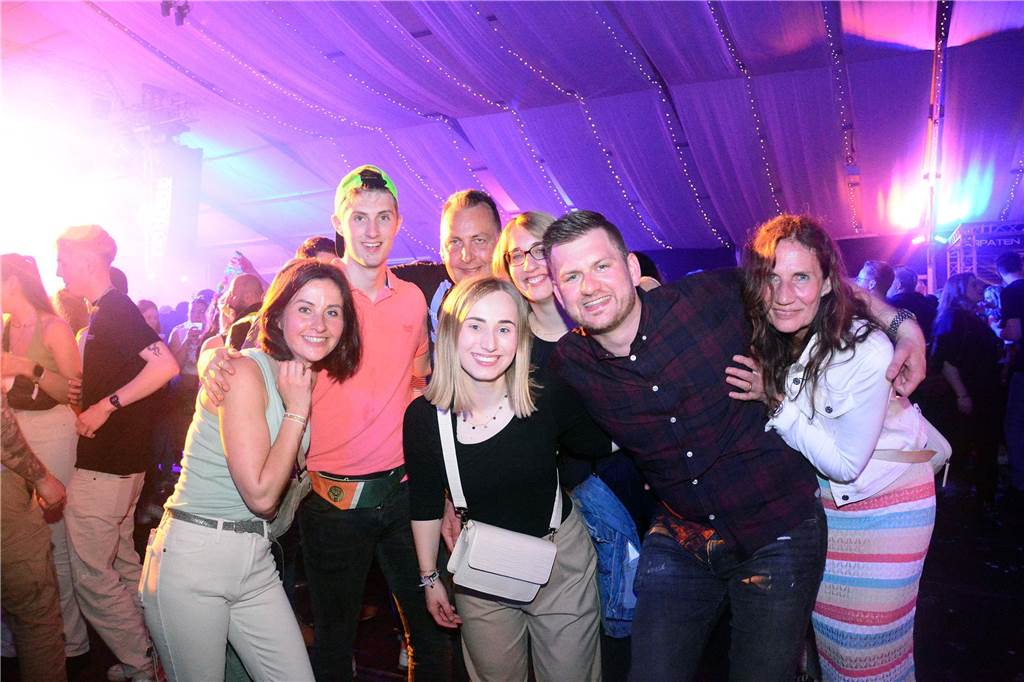 Egal in welchem Zelt und zu welcher Uhrzeit: Zum großen Karpaten Finale (6. Mai) waren alle Tanzflächen voll. Damit ist die Saison jetzt zwar zu Ende, doch die Vorfreude auf das nächste Jahr wächst bereits.