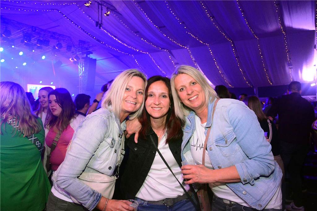 Egal in welchem Zelt und zu welcher Uhrzeit: Zum großen Karpaten Finale (6. Mai) waren alle Tanzflächen voll. Damit ist die Saison jetzt zwar zu Ende, doch die Vorfreude auf das nächste Jahr wächst bereits.