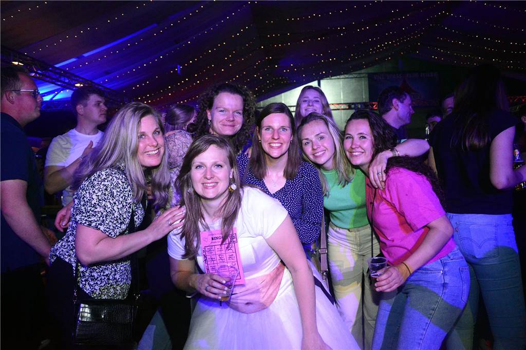Egal in welchem Zelt und zu welcher Uhrzeit: Zum großen Karpaten Finale (6. Mai) waren alle Tanzflächen voll. Damit ist die Saison jetzt zwar zu Ende, doch die Vorfreude auf das nächste Jahr wächst bereits.