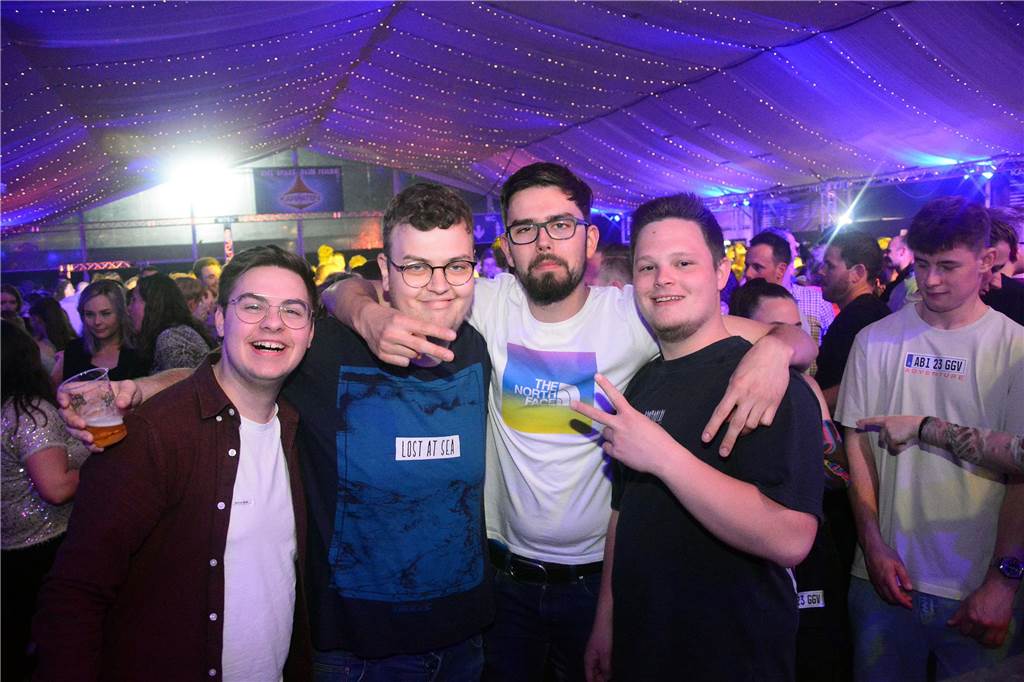 Egal in welchem Zelt und zu welcher Uhrzeit: Zum großen Karpaten Finale (6. Mai) waren alle Tanzflächen voll. Damit ist die Saison jetzt zwar zu Ende, doch die Vorfreude auf das nächste Jahr wächst bereits.