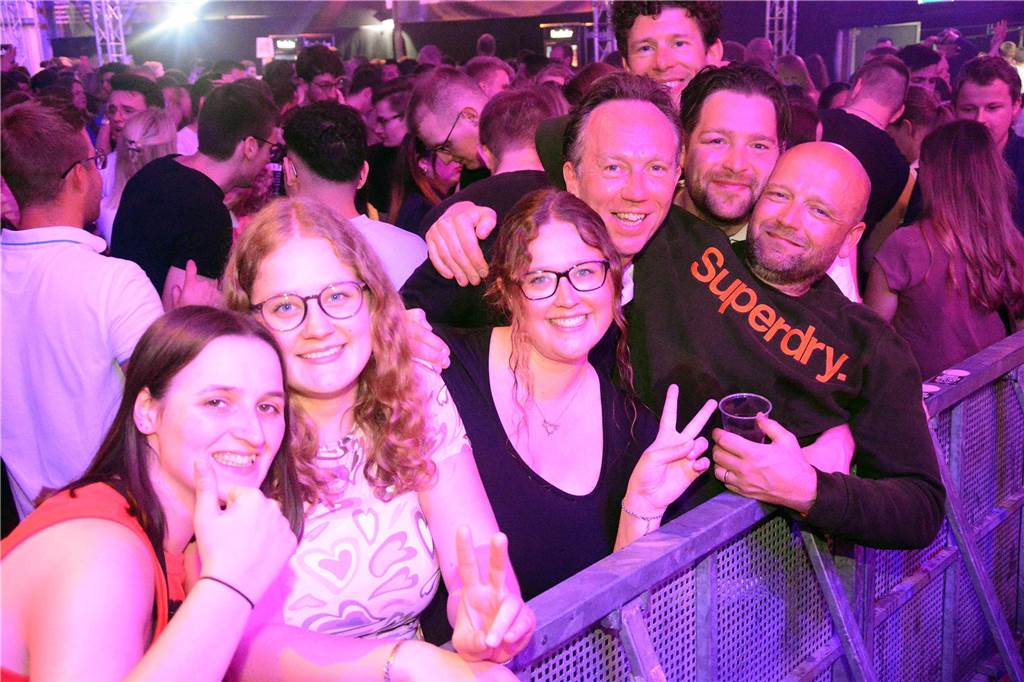 Egal in welchem Zelt und zu welcher Uhrzeit: Zum großen Karpaten Finale (6. Mai) waren alle Tanzflächen voll. Damit ist die Saison jetzt zwar zu Ende, doch die Vorfreude auf das nächste Jahr wächst bereits.