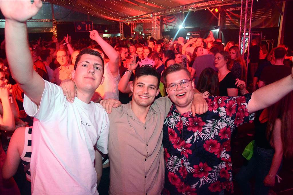 Egal in welchem Zelt und zu welcher Uhrzeit: Zum großen Karpaten Finale (6. Mai) waren alle Tanzflächen voll. Damit ist die Saison jetzt zwar zu Ende, doch die Vorfreude auf das nächste Jahr wächst bereits.