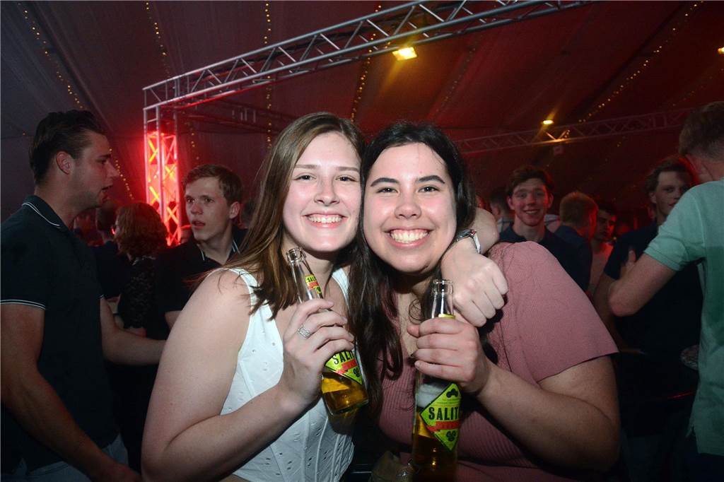 Egal in welchem Zelt und zu welcher Uhrzeit: Zum großen Karpaten Finale (6. Mai) waren alle Tanzflächen voll. Damit ist die Saison jetzt zwar zu Ende, doch die Vorfreude auf das nächste Jahr wächst bereits.