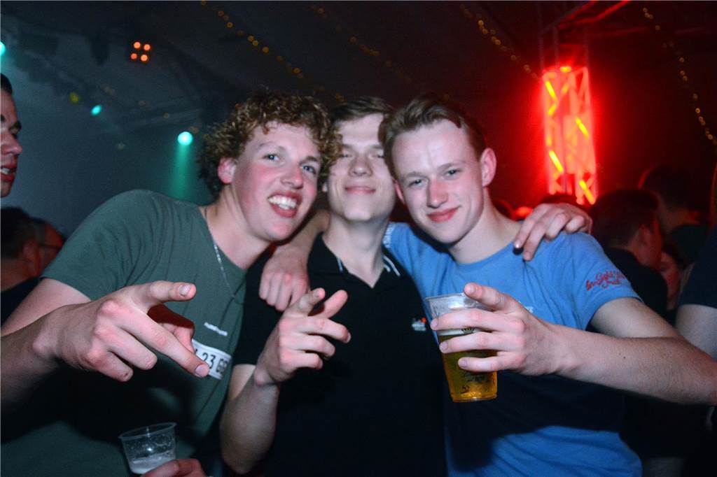 Egal in welchem Zelt und zu welcher Uhrzeit: Zum großen Karpaten Finale (6. Mai) waren alle Tanzflächen voll. Damit ist die Saison jetzt zwar zu Ende, doch die Vorfreude auf das nächste Jahr wächst bereits.