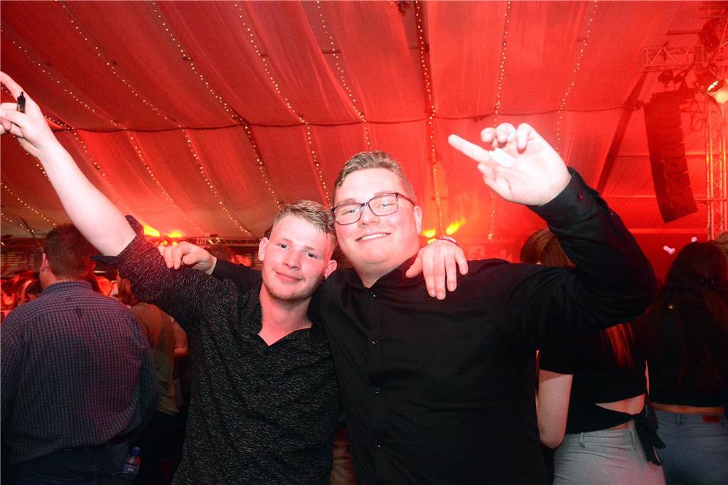 Egal in welchem Zelt und zu welcher Uhrzeit: Zum großen Karpaten Finale (6. Mai) waren alle Tanzflächen voll. Damit ist die Saison jetzt zwar zu Ende, doch die Vorfreude auf das nächste Jahr wächst bereits.