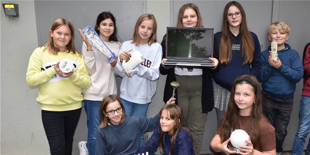 Werner Gymnasium sammelt Elektroschrott - ein besonders altes Teil erstaunt Schüler halten Elektroschrott in ihren Händen.