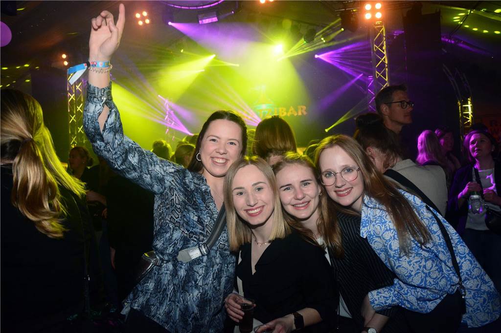 Egal ob auf der Live-Stage, der Schatzi-Bar oder der Festival-Stage – Bei Karpatens "Nacht der Nächte" wurde in allen Zelten ausgiebig gefeiert und getanzt.