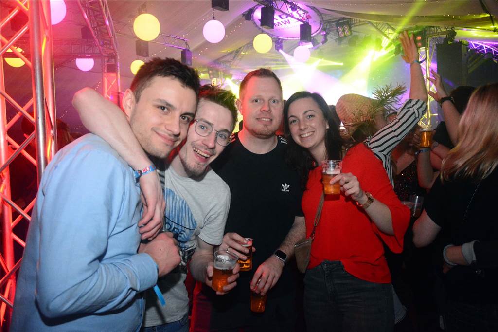 Egal ob auf der Live-Stage, der Schatzi-Bar oder der Festival-Stage – Bei Karpatens "Nacht der Nächte" wurde in allen Zelten ausgiebig gefeiert und getanzt.