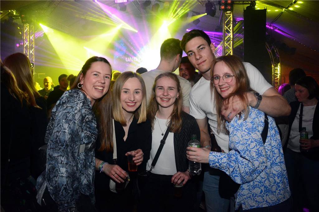 Egal ob auf der Live-Stage, der Schatzi-Bar oder der Festival-Stage – Bei Karpatens "Nacht der Nächte" wurde in allen Zelten ausgiebig gefeiert und getanzt.