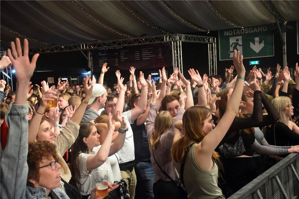 Egal ob auf der Live-Stage, der Schatzi-Bar oder der Festival-Stage – Bei Karpatens "Nacht der Nächte" wurde in allen Zelten ausgiebig gefeiert und getanzt.
