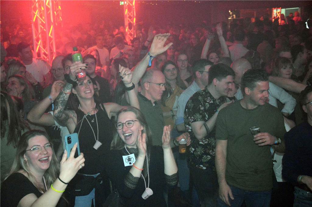 Egal ob auf der Live-Stage, der Schatzi-Bar oder der Festival-Stage – Bei Karpatens "Nacht der Nächte" wurde in allen Zelten ausgiebig gefeiert und getanzt.