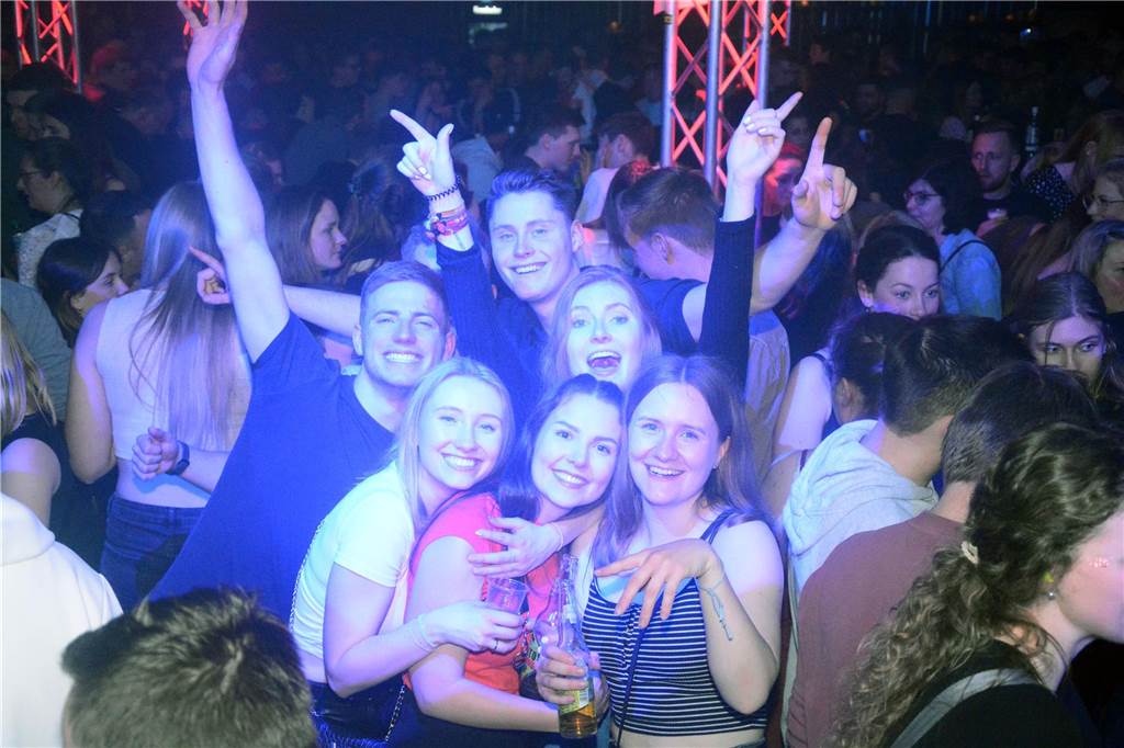 Egal ob auf der Live-Stage, der Schatzi-Bar oder der Festival-Stage – Bei Karpatens "Nacht der Nächte" wurde in allen Zelten ausgiebig gefeiert und getanzt.
