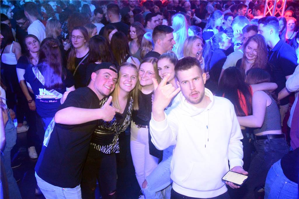 Egal ob auf der Live-Stage, der Schatzi-Bar oder der Festival-Stage – Bei Karpatens "Nacht der Nächte" wurde in allen Zelten ausgiebig gefeiert und getanzt.