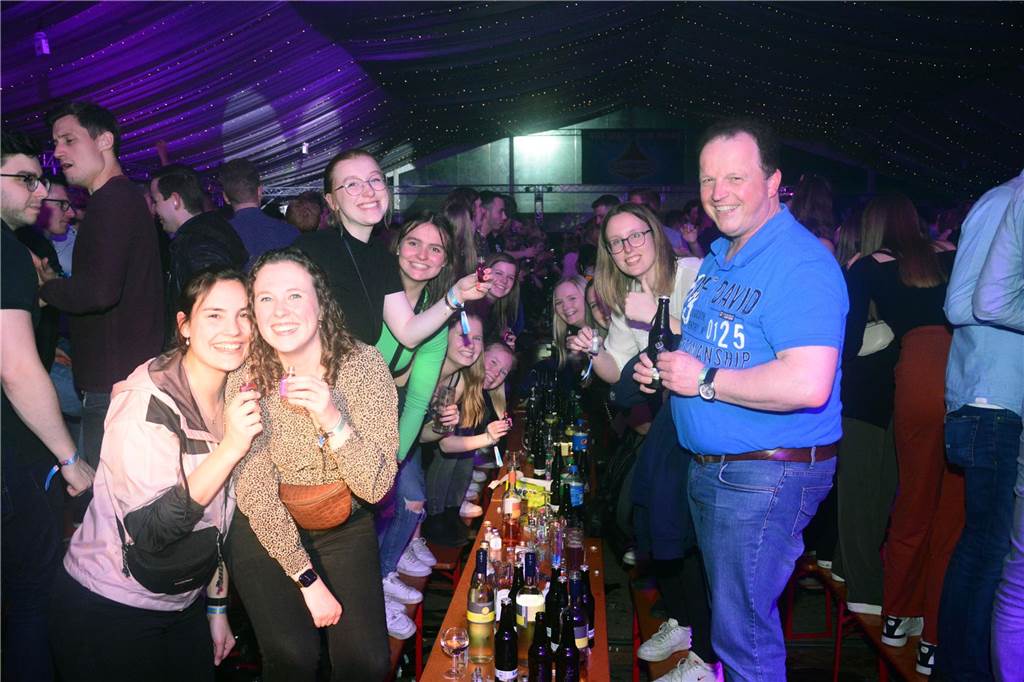 Egal ob auf der Live-Stage, der Schatzi-Bar oder der Festival-Stage – Bei Karpatens "Nacht der Nächte" wurde in allen Zelten ausgiebig gefeiert und getanzt.