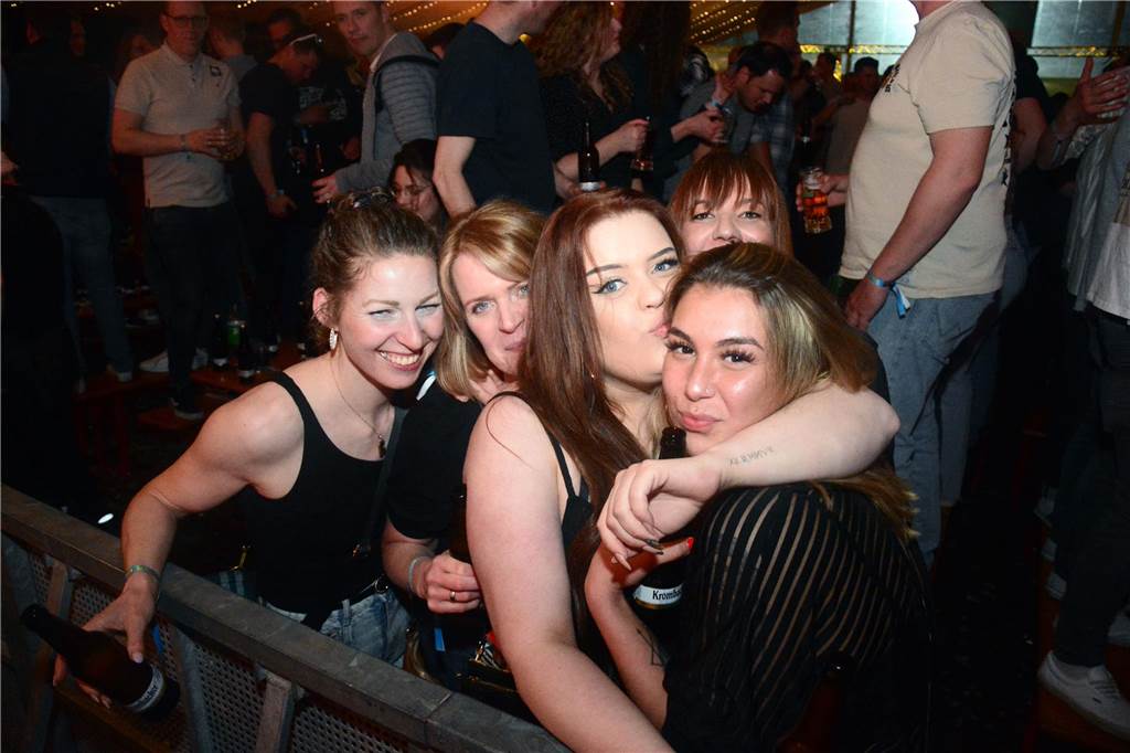 Egal ob auf der Live-Stage, der Schatzi-Bar oder der Festival-Stage – Bei Karpatens "Nacht der Nächte" wurde in allen Zelten ausgiebig gefeiert und getanzt.
