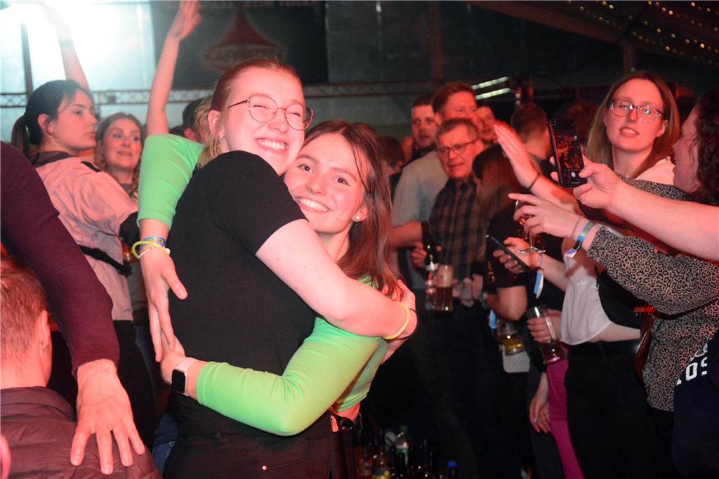 Egal ob auf der Live-Stage, der Schatzi-Bar oder der Festival-Stage – Bei Karpatens "Nacht der Nächte" wurde in allen Zelten ausgiebig gefeiert und getanzt.