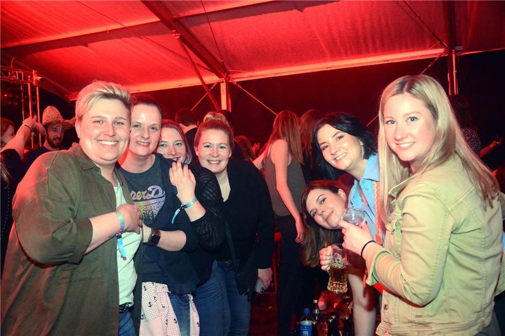 Egal ob auf der Live-Stage, der Schatzi-Bar oder der Festival-Stage – Bei Karpatens "Nacht der Nächte" wurde in allen Zelten ausgiebig gefeiert und getanzt.