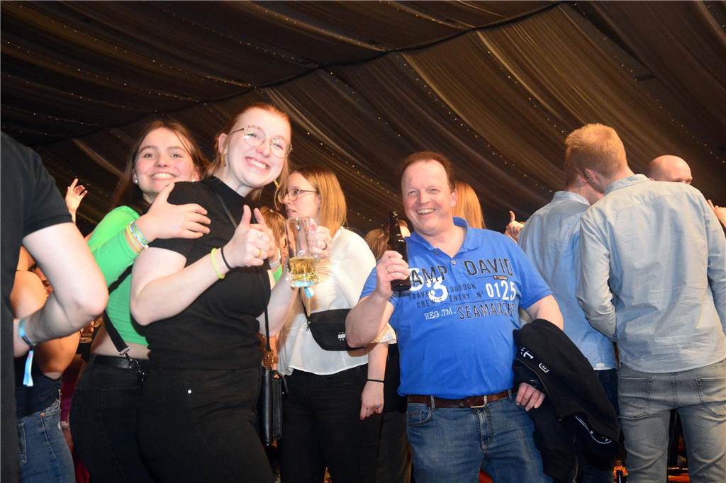Egal ob auf der Live-Stage, der Schatzi-Bar oder der Festival-Stage – Bei Karpatens "Nacht der Nächte" wurde in allen Zelten ausgiebig gefeiert und getanzt.