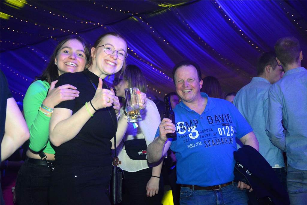 Egal ob auf der Live-Stage, der Schatzi-Bar oder der Festival-Stage – Bei Karpatens "Nacht der Nächte" wurde in allen Zelten ausgiebig gefeiert und getanzt.