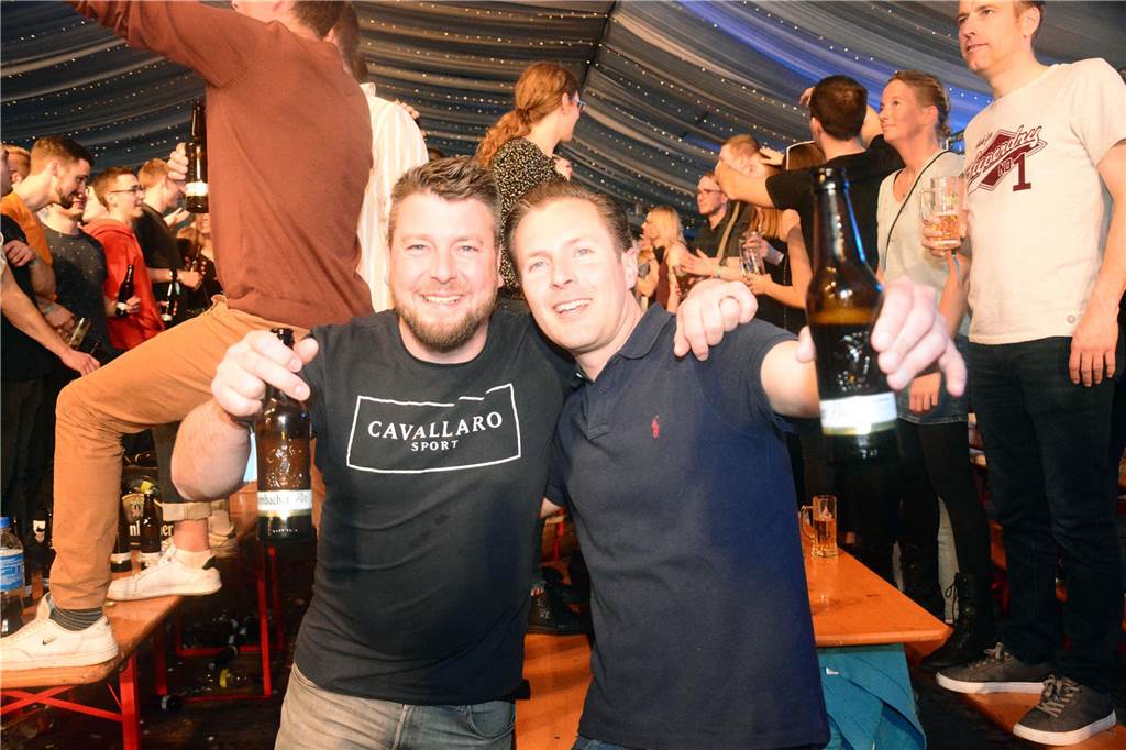 Egal ob auf der Live-Stage, der Schatzi-Bar oder der Festival-Stage – Bei Karpatens "Nacht der Nächte" wurde in allen Zelten ausgiebig gefeiert und getanzt.