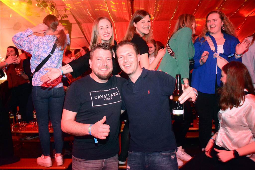 Egal ob auf der Live-Stage, der Schatzi-Bar oder der Festival-Stage – Bei Karpatens "Nacht der Nächte" wurde in allen Zelten ausgiebig gefeiert und getanzt.