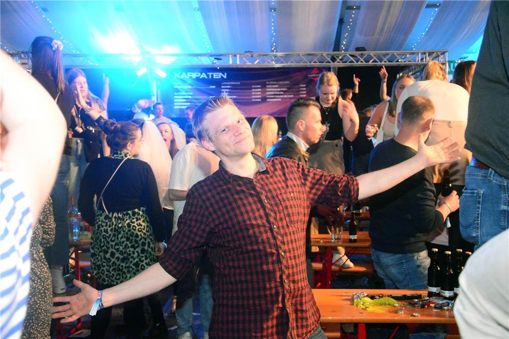 Egal ob auf der Live-Stage, der Schatzi-Bar oder der Festival-Stage – Bei Karpatens "Nacht der Nächte" wurde in allen Zelten ausgiebig gefeiert und getanzt.