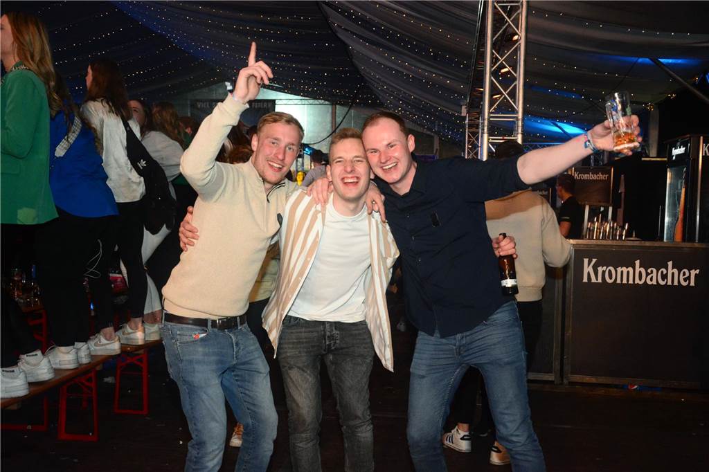 Egal ob auf der Live-Stage, der Schatzi-Bar oder der Festival-Stage – Bei Karpatens "Nacht der Nächte" wurde in allen Zelten ausgiebig gefeiert und getanzt.