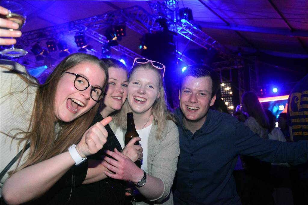 Egal ob auf der Live-Stage, der Schatzi-Bar oder der Festival-Stage – Bei Karpatens "Nacht der Nächte" wurde in allen Zelten ausgiebig gefeiert und getanzt.