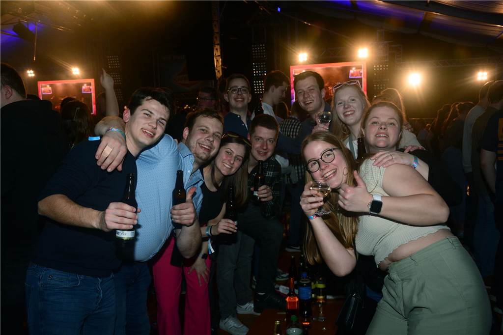 Egal ob auf der Live-Stage, der Schatzi-Bar oder der Festival-Stage – Bei Karpatens "Nacht der Nächte" wurde in allen Zelten ausgiebig gefeiert und getanzt.