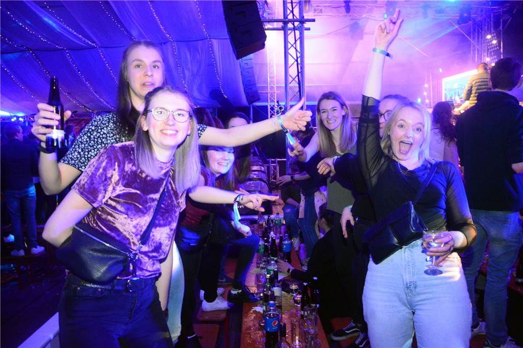 Egal ob auf der Live-Stage, der Schatzi-Bar oder der Festival-Stage – Bei Karpatens "Nacht der Nächte" wurde in allen Zelten ausgiebig gefeiert und getanzt.