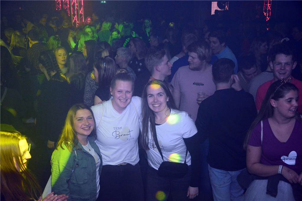 Egal ob auf der Live-Stage, der Schatzi-Bar oder der Festival-Stage – Bei Karpatens "Nacht der Nächte" wurde in allen Zelten ausgiebig gefeiert und getanzt.