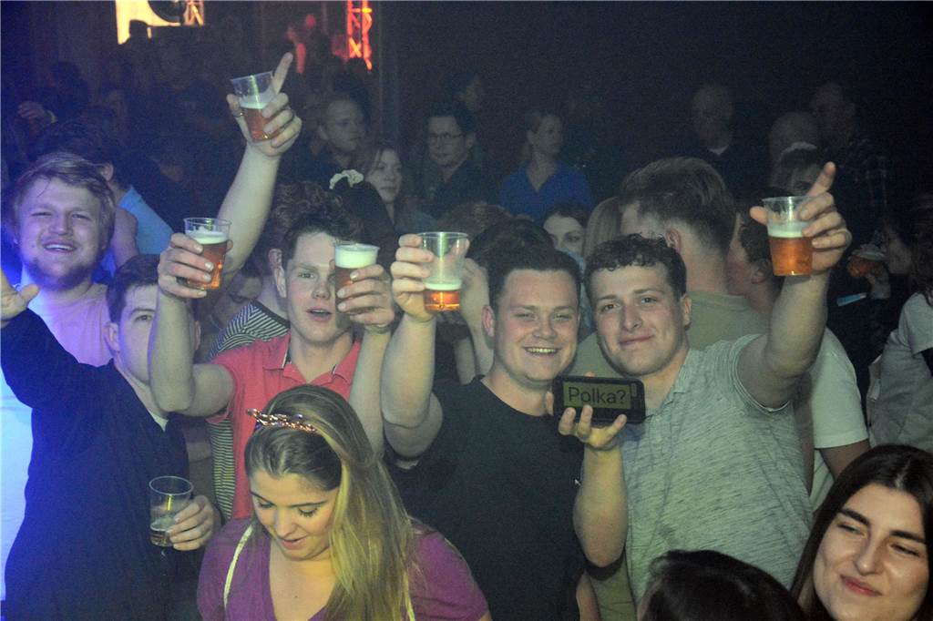 Egal ob auf der Live-Stage, der Schatzi-Bar oder der Festival-Stage – Bei Karpatens "Nacht der Nächte" wurde in allen Zelten ausgiebig gefeiert und getanzt.