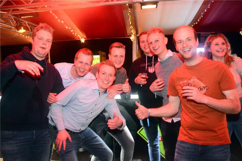 Egal ob auf der Live-Stage, der Schatzi-Bar oder der Festival-Stage – Bei Karpatens "Nacht der Nächte" wurde in allen Zelten ausgiebig gefeiert und getanzt.