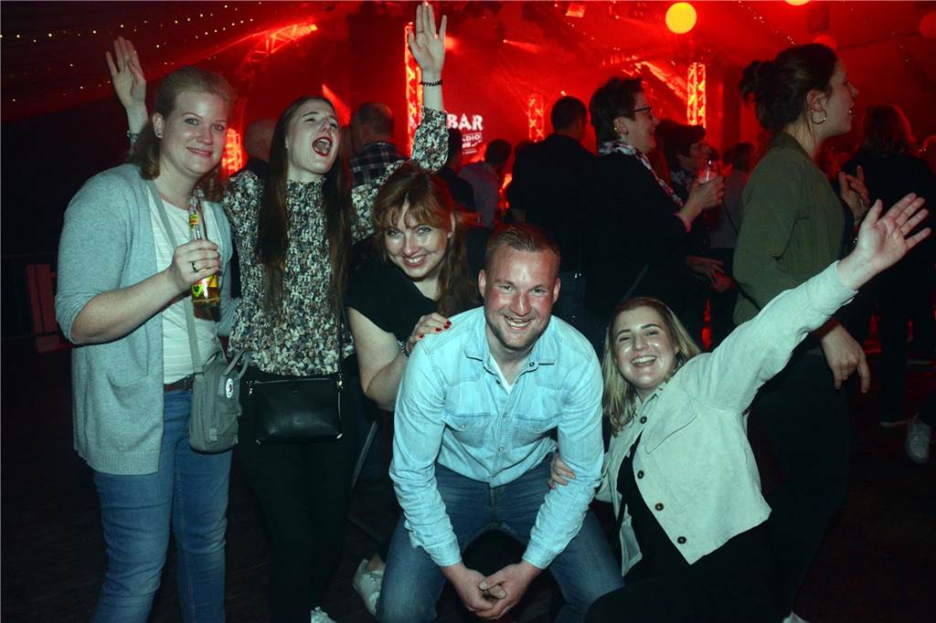 Egal ob auf der Live-Stage, der Schatzi-Bar oder der Festival-Stage – Bei Karpatens "Nacht der Nächte" wurde in allen Zelten ausgiebig gefeiert und getanzt.