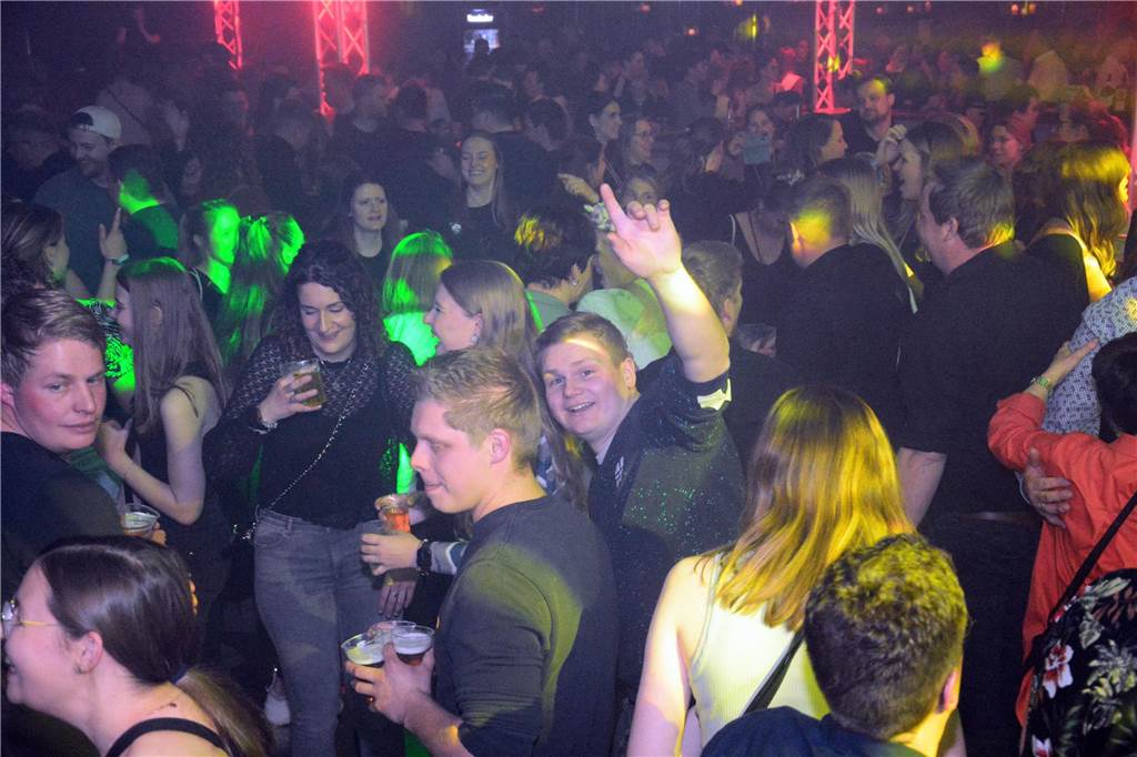 Egal ob auf der Live-Stage, der Schatzi-Bar oder der Festival-Stage – Bei Karpatens "Nacht der Nächte" wurde in allen Zelten ausgiebig gefeiert und getanzt.