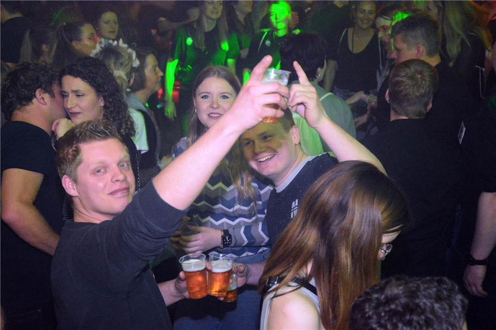Egal ob auf der Live-Stage, der Schatzi-Bar oder der Festival-Stage – Bei Karpatens "Nacht der Nächte" wurde in allen Zelten ausgiebig gefeiert und getanzt.