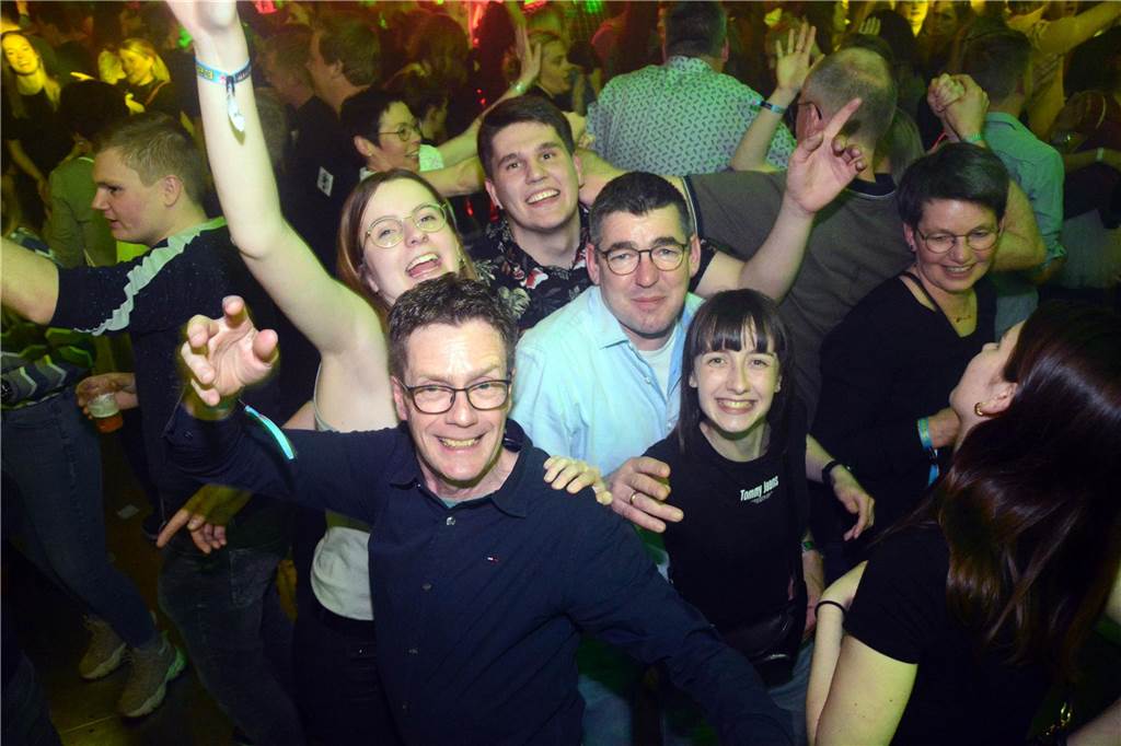 Egal ob auf der Live-Stage, der Schatzi-Bar oder der Festival-Stage – Bei Karpatens "Nacht der Nächte" wurde in allen Zelten ausgiebig gefeiert und getanzt.