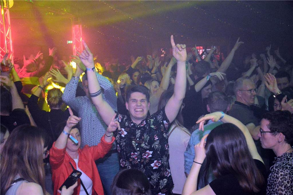 Egal ob auf der Live-Stage, der Schatzi-Bar oder der Festival-Stage – Bei Karpatens "Nacht der Nächte" wurde in allen Zelten ausgiebig gefeiert und getanzt.
