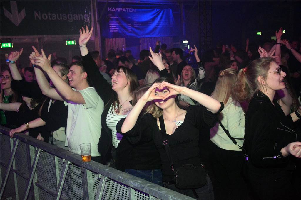 Egal ob auf der Live-Stage, der Schatzi-Bar oder der Festival-Stage – Bei Karpatens "Nacht der Nächte" wurde in allen Zelten ausgiebig gefeiert und getanzt.