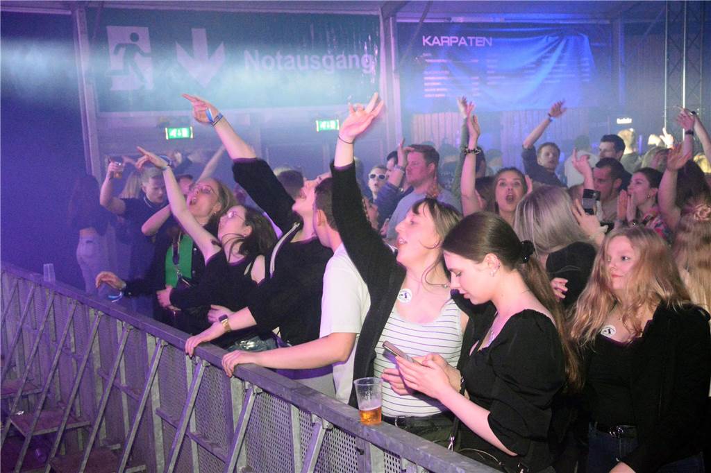 Egal ob auf der Live-Stage, der Schatzi-Bar oder der Festival-Stage – Bei Karpatens "Nacht der Nächte" wurde in allen Zelten ausgiebig gefeiert und getanzt.