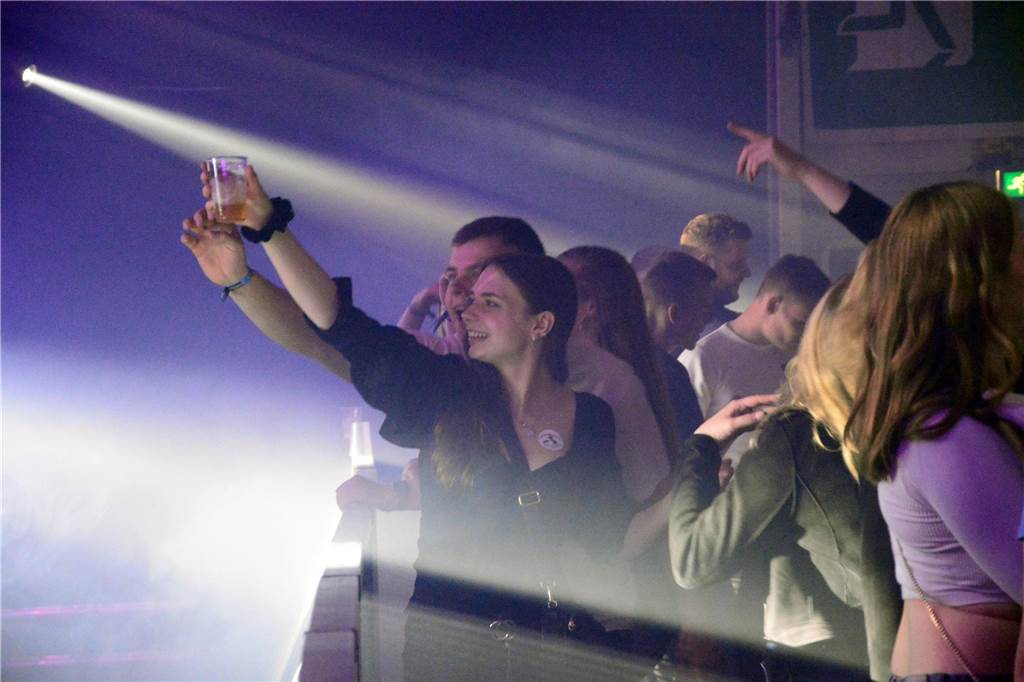 Egal ob auf der Live-Stage, der Schatzi-Bar oder der Festival-Stage – Bei Karpatens "Nacht der Nächte" wurde in allen Zelten ausgiebig gefeiert und getanzt.