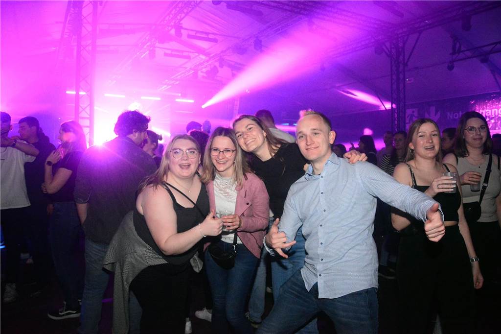 Egal ob auf der Live-Stage, der Schatzi-Bar oder der Festival-Stage – Bei Karpatens "Nacht der Nächte" wurde in allen Zelten ausgiebig gefeiert und getanzt.