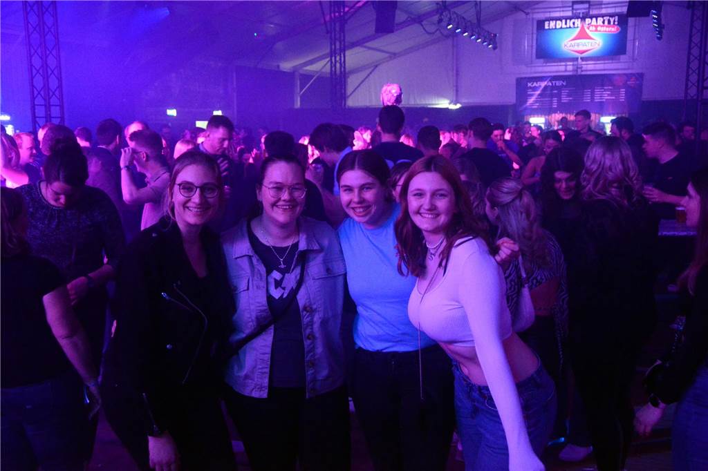 Egal ob auf der Live-Stage, der Schatzi-Bar oder der Festival-Stage – Bei Karpatens "Nacht der Nächte" wurde in allen Zelten ausgiebig gefeiert und getanzt.