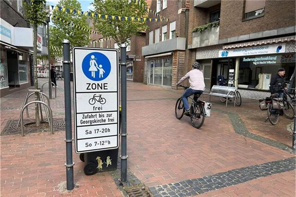 Streitthema Tempo in der Innenstadt: „Können die Leute nicht lesen?“ Egal ob auf der Wassermühlenstraße oder auf dem Domhof. Schnelle Radfahrer sind laut Georg Wessels überall zu beobachten.